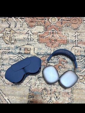 Apple AirPods Max in Navy Blue and Silver